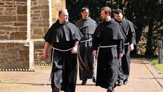 Minoriten-Ordensbrüder: Bruder Bernhardin, Bruder Jesmond, Bruder Markus, Bruder Iosif auf dem Weg zur Messe. © NDR/Cornelius Kob 