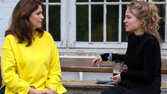 Zu Besuch bei den Eltern: Sophie Rösch erzählt Annette Behnken von ihrer Kindheit in der Basisgemeinde Zu Besuch bei den Eltern: Sophie Rösch erzählt Annette Behnken von ihrer Kindheit in der Basisgemeinde © NDR/Cornelius Kob