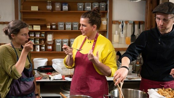 Gemeinschaftsarbeit: Jara Eckert, Annette Behnken (M.) und Daniel Hänel bereiten ein veganes Festessen Gemeinschaftsarbeit: Jara Eckert, Annette Behnken (M.) und Daniel Hänel bereiten ein veganes Festessen © NDR/Cornelius Kob