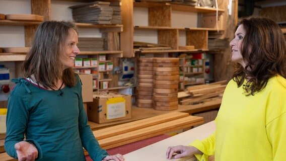 In der Tischlerei: Simone Hänel erzählt Annette Behnken (r.) über das Leben und Arbeiten in der Basisgemeinde In der Tischlerei: Simone Hänel erzählt Annette Behnken (r.) über das Leben und Arbeiten in der Basisgemeinde © NDR/Cornelius Kob