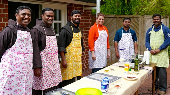 Indische Klosterköche: Franziskaner-Patres Prassad, Vijay, Nijil, Baikim, Arun beim Outdoor-Kochen. © NDR/Cornelius Kob 