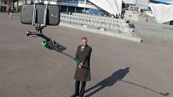 Michel Abdollahi mit dem längsten Selfie-Stick der Welt. © NDR 