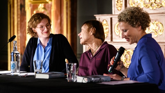 von links: Luise Wolfram, Elisabeth Plessen, Julia Westlake © NDR Foto: Marvin Güngör