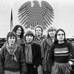 Szene aus dem Film "Die Unbeugsamen"; Frauen stehen zusammen im Bundestag. © Malte Ossowski/SVEN SIMON 