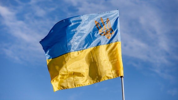 Die ukrainische Flagge weht im Wind © Imago/ NurPhoto 