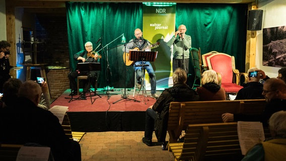 Musiker auf einer Bühne © NDR Foto: Marvin Güngör