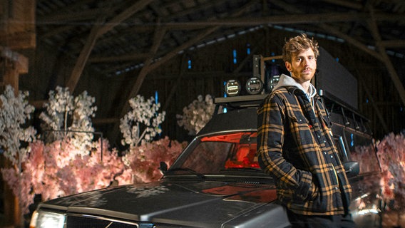 Fynn Kliemann lehnt an einem alten Volvo ©  hr/Filmstil 