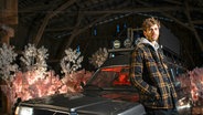 Fynn Kliemann lehnt an einem alten Volvo ©  hr/Filmstil 