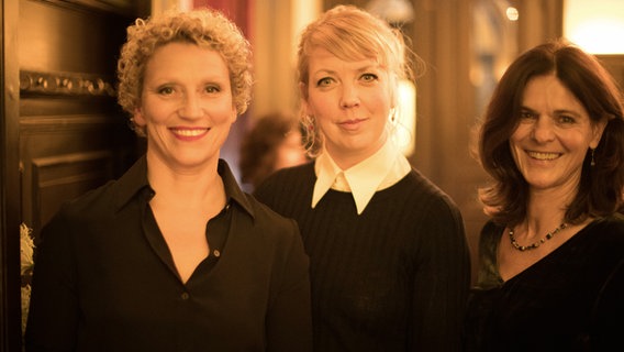 von links: Julia Westlake, Lina Beckmann, Dagmar Freist © NDR Foto: Stefan Albrecht