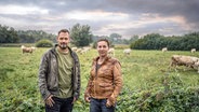 Der Schriftsteller Simon Urban und die Schriftstellerin Juli Zeh stehen auf einer Wiese. © NDR / NDR Kultur - Das Journal 