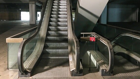 Rolltreppe in einem verlassenen Kaufhaus © NDR Fernsehen 