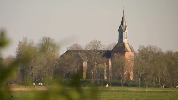 Eine Kirche in Eiderstedt © Kulturjournal 