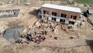 Das erste Gebäude des neuen Dorfes bei Hitzacker ist fast fertig. © NDR 