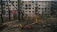 Ein verlassener Spielplatz in einem Kriegsgebiet © Aziz Karimov/ZUMA Press Wire Service/dpa 