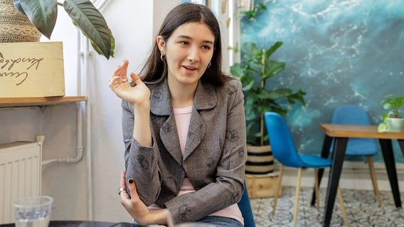 Valeria Shashenok sitzt an einem Tisch © bigpicture 