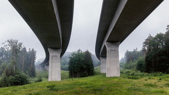 Eine Autobahnbrücke von unten © Michael Tewes 