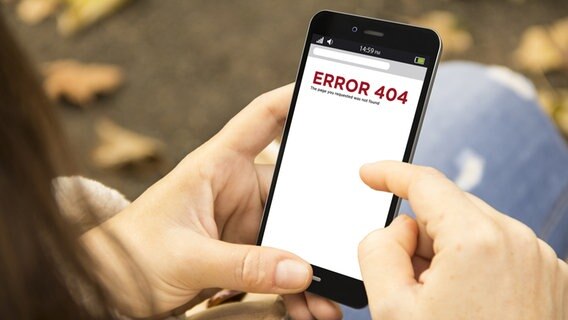 Zwei Hände halten ein Handy © imago images/GeorgeJmclittle 
