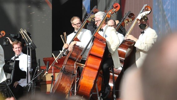 Zwei Musiker spielen auf ihren Instrumenten © imago images/TheNews2 