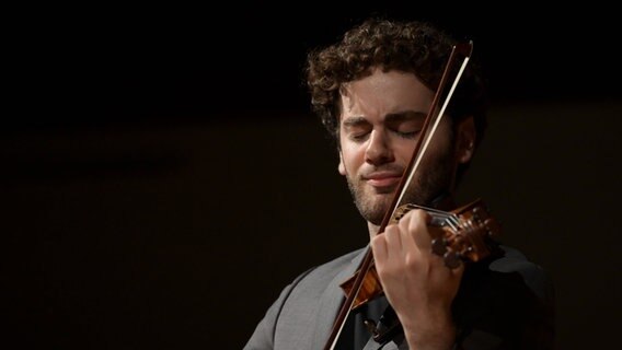 Violinist Emmanuel Tjeknavorian spielt auf seiner Geige © imago images 