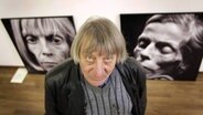 Ein Mann blickt von unten in eine Kamera © IMAGO / Pressefoto Kraufmann&Kraufmann 