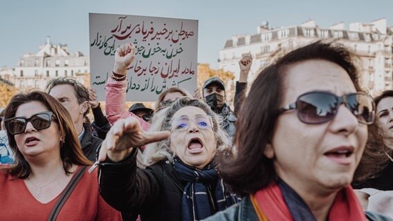 Frauen protestieren © IMAGO / Le Pictorium 