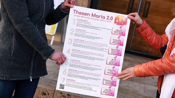 Plakat mit den 7 Thesen von Maria 2.0 vor dem Rottenburger Dom. © imago images/ULMER Pressebildagentur 