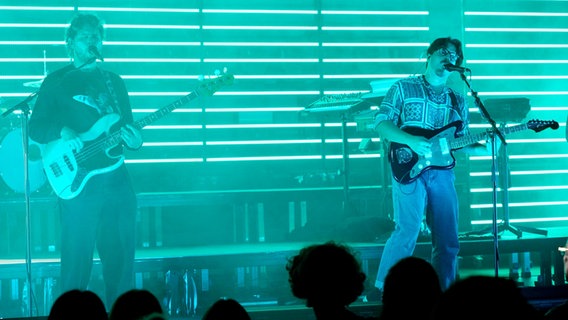 Philipp Dausch und Clemens Rehbein von Milky Chance stehen mit Gitarren auf einer Bühne. © IMAGO/Future Image 