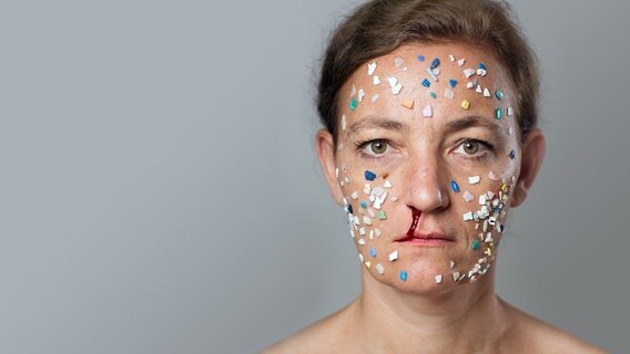 Eine Frau hat Plastikteile im Gesicht und Nasenbluten © Henriette Pogoda, VG Bild-Kunst 2021 