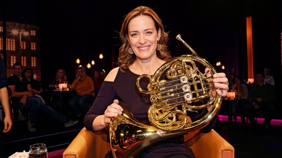 Die Hornistin Sarah Willis sitzt auf einem Sessel und hält ein Horn in den Händen. © picture alliance / Geisler-Fotopress Foto: Thomas Bartilla/Geisler-Fotopres