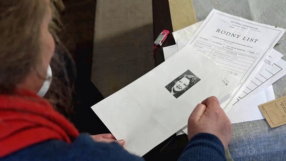 Eine Frau hält ein Dokument in der Hand © NDR.de 