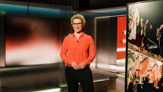 Julia Westlake moderiert das Kulturjournal im NDR Fernsehen © NDR/Hendrik Lüders 