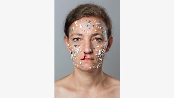Swaantje Güntzel mit Plastikteilchen im Gesicht © Swaantje Güntzel/Henriette Pogoda Foto: Henriette Pogoda