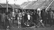 Eine alte Aufnahme von Günter Tessmann mit Einheimischen aus Afrika © Völkerkundemuseum Lübeck 