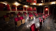 Die Bestuhlung eines Theaters mit großen Lücken aufgrund der Corona-Pandemie. © imago images/photothek Foto: Florian Gaertner