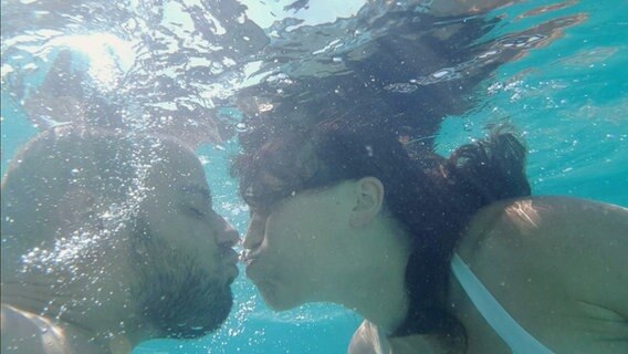 Ein Mann und eine Frau küssen sich unter Wasser © www.werwirgewesenseinwerden.de 