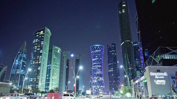 Wolkenkratzer an der Westbay, der imposanten Skyline in Katars Hauptstadt Doha. Vor 30 Jahren war hier noch Wüste. © NDR/elb motion pictures GmbH/Felix Korfmann 