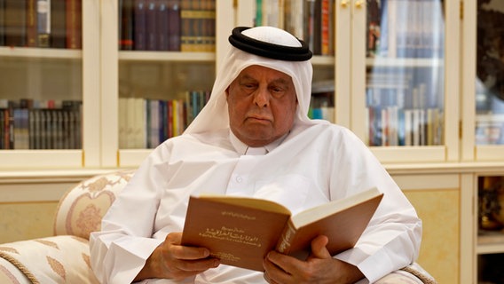Seine Exzellenz Abdullah Bin Hamad Al Attiyah, ehemaliger Energieminister Katars und Präsident der OPEC. "Ein mächtiger Mann zu sein, war nichts, was ich erwartet oder geplant hatte", sagt er. © NDR/elb motion pictures GmbH/Felix Korfmann 
