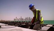 Einer von 2,2 Millionen Gastarbeitern: Etwa acht von zehn Menschen in Katar sind Migranten. Knapp eine Million arbeitet im Baugewerbe. Die meisten kommen aus Nepal, Indien, Bangladesch oder den Philippinen. © NDR/elb motion pictures GmbH/Felix Korfmann 