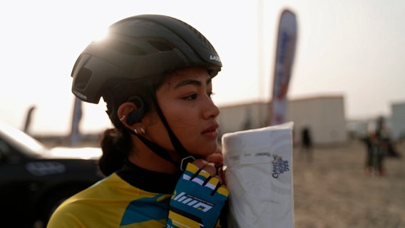 Frauen, die in der Öffentlichkeit Sport machen, sind in Katar noch immer nicht selbstverständlich. Lolwa Al-Marri will ein Vorbild sein und Traditionen verändern. © NDR/elb motion pictures GmbH/Felix Korfmann 