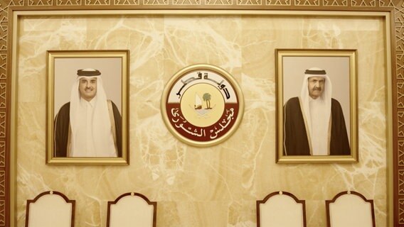 Porträts von Scheich Tamim bin Hamad Al Thani und seinem Vater Hamad bin Chalifa Al Thani. © NDR 
