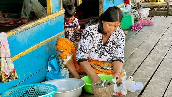 Fischpaste – die schwimmenden Dörfer auf dem Tonle Sap sind bekannt für diese Spezialität. © NDR/Autentic Production/Martin Schacht 