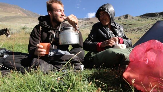 Auf seinem Weg zu den Nomaden hat sich Samuel Unterstützung organisiert. Maram und er teilen sich für die nächsten 10 Tage ein Zelt. © NDR 