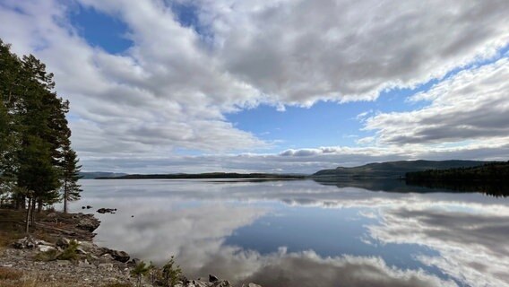 Im Jämtland gibt es unzählige klare Seen. © NDR/Tatjana Reiff 