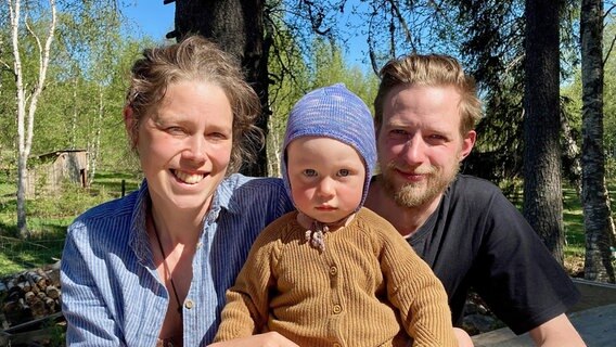 Tova, Mathias und der kleine Ivar leben als Selbstversorger mitten im Wald. Ohne Strom, Heizung oder fließendes Wasser. Tova, Mathias und der kleine Ivar leben als Selbstversorger mitten im Wald. Ohne Strom, Heizung oder fließendes Wasser. © NDR/Tatjana Reiff