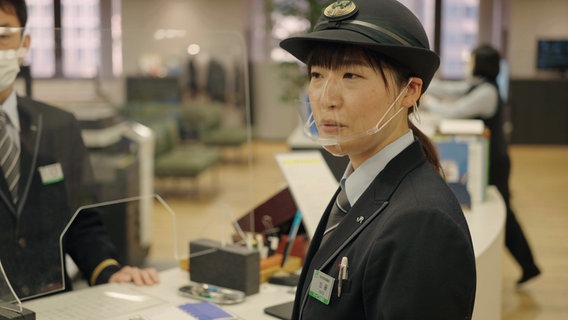 Haruka Kato ist eine von nur drei Shinkansen Zugführerinnen in Tokio. © NDR/Autentic/Jiro Akiba 