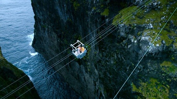 Hammelexpress: Per Seilbahn geht es zurück zur Hauptinsel. Dort endet die Sommerfrische. © NDR/ARTE 