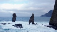 Der Riese und sein Weib. Die bekannteste Gesteinsformation der Färöer. Sie wollten die Färöer nach Island entführen. Das misslang und sie versteinerten. So die Sage. © NDR/ARTE 
