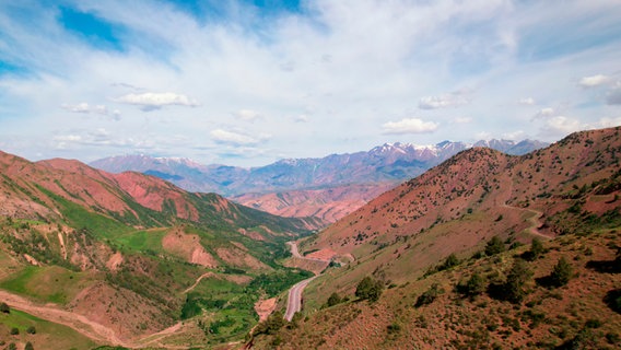 An den Hängen des Tian Shan Gebirges befinden sich die fruchtbarsten Landstriche Usbekistans. © NDR/HTTV Hamburg 