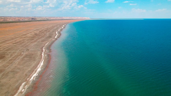 Die letzten Reste des Aralsees. Anfang der 1960er Jahre hatte der See noch die Ausdehnung Bayerns. © NDR/HTTV Hamburg 