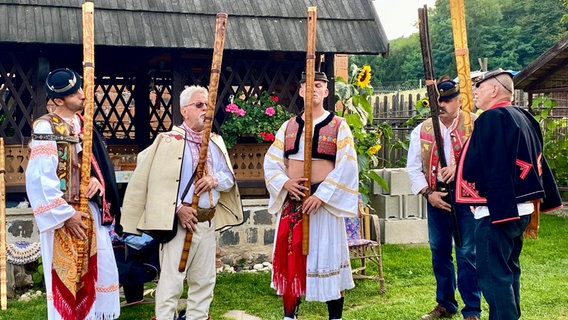 Fujara-Garten-Konzert in Detva. Früher haben sich die slowakischen Hirten mit diesen Flöten über weite Entfernungen hinweg verständigt. © NDR/TELLUX-Film GmbH/Till Lehmann 